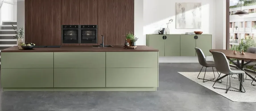 Salbeigrün mit Holz