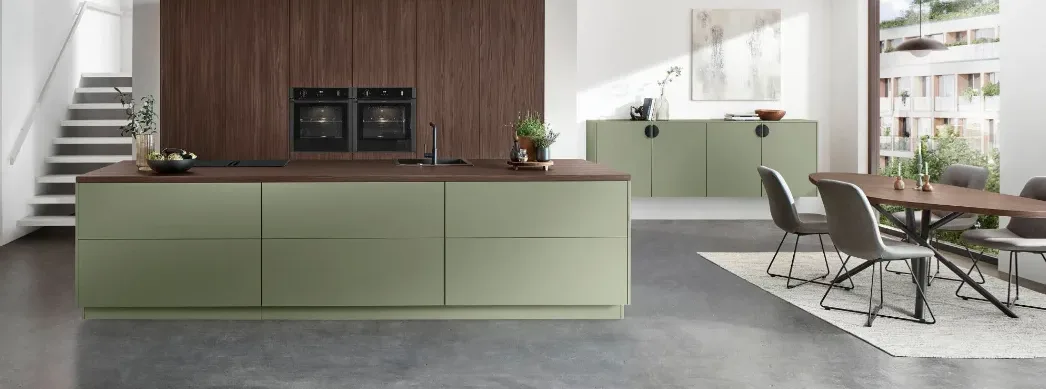 Salbeigrüne Küche mit Holz